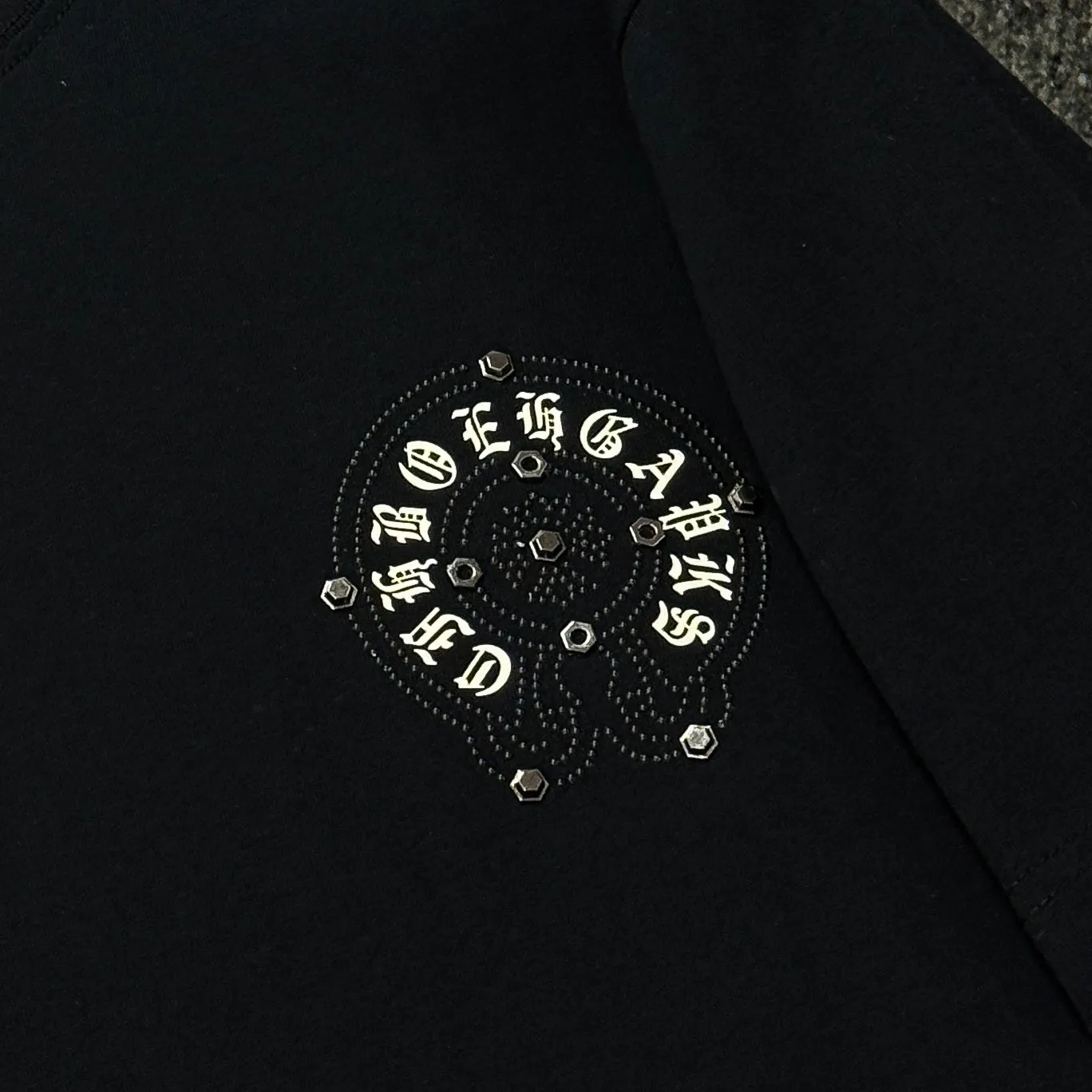 P190 Chrome Hearts 25 high-end versions. The fabric is made of 300 grams of high-density pure cotton. It does not deform or shrink. It has three labels. It is the same style for men and women. Technology: imported hot diamond. Color: white, black, dark green. SIZE: S-XL